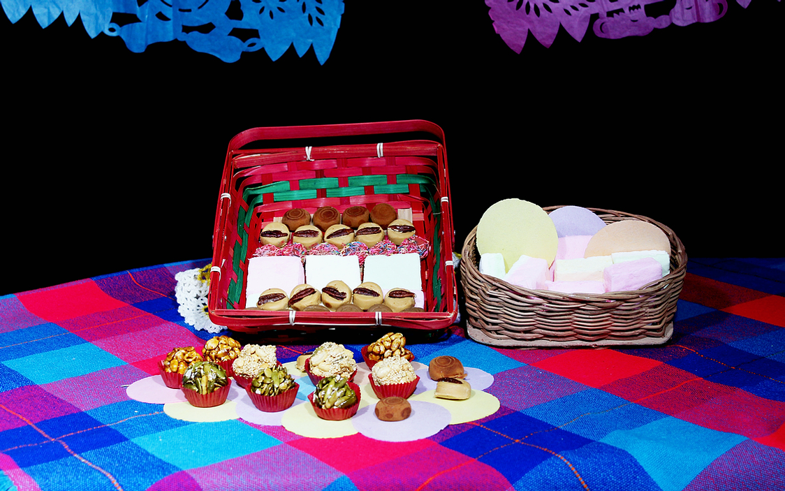 Bombones de chocolate con decoración artesanal de cacao en polvo