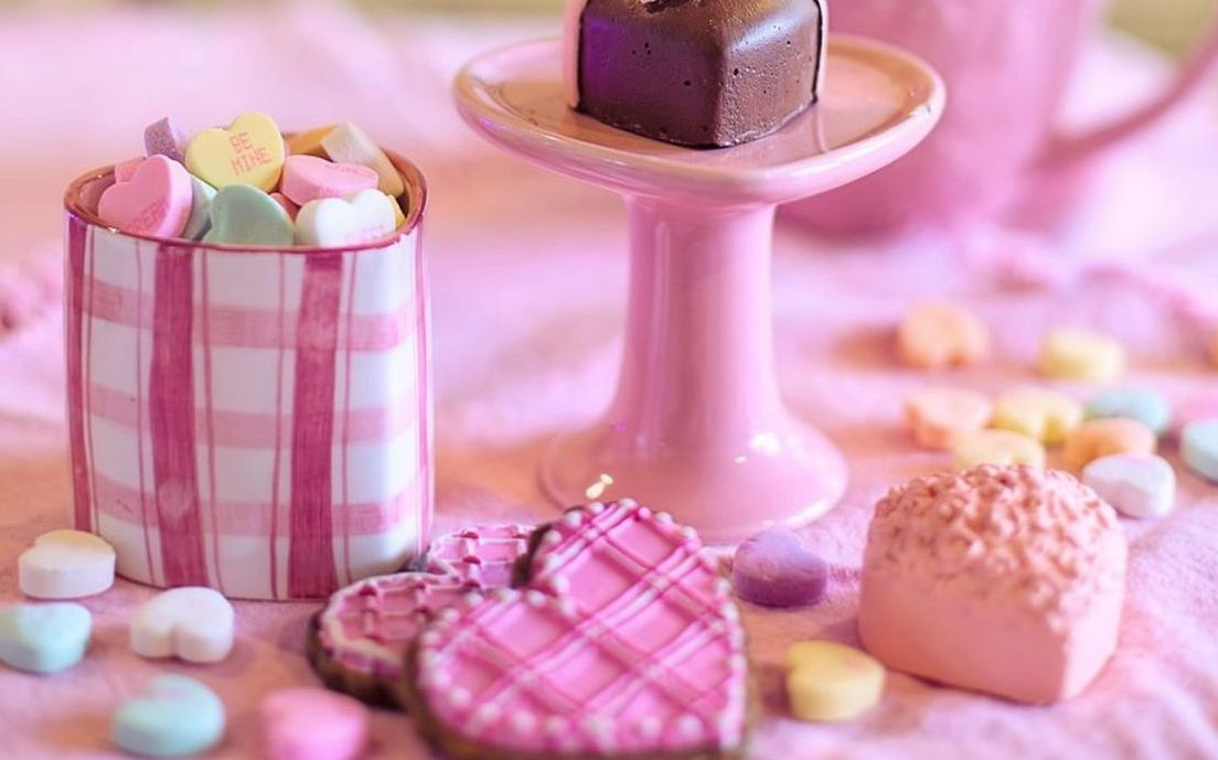 La fachada de la tienda de dulces en una esquina soleada